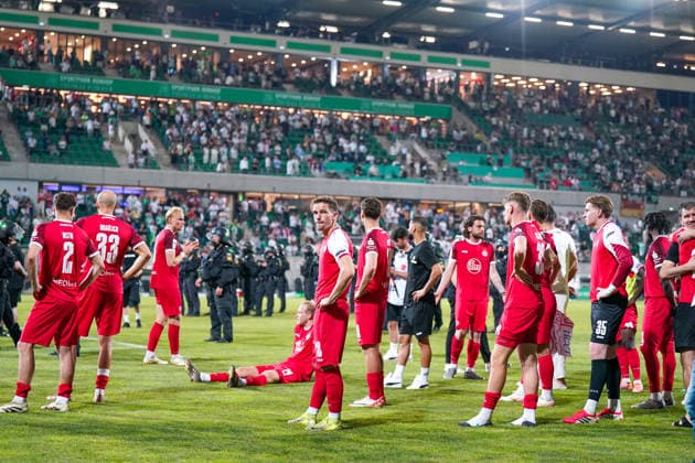 Deutschland: Fussball 2. Bundesliga Relegation 2025 - 2026 - SpVgg Greuther-Fürth vs Rot-Weiss Essen - Sportpark Ronhof I Thomas Sommer (Fürth): Enttäuschung, Trauer, Tränen, Mimik, Gesichtsausdruck, Emotion bei den Spielern und Betreuern von RWE Copyright: xJOERANxSTEINSIEKx