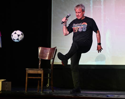 26.05.2026 ,xophax, Köln , Cologne,Fussball , Fussballer Pierre Littbarski .Litti macht Theater, Volksbühne am Rudolfplatz. Pierre Littbarski auf der Bühne. Koeln