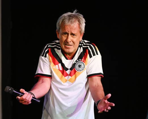 26.05.2026 ,xophax, Köln , Cologne,Fussball , Fussballer Pierre Littbarski .Litti macht Theater, Volksbühne am Rudolfplatz. Pierre Littbarski mit Deutschlandtrikot auf der Bühne. Koeln