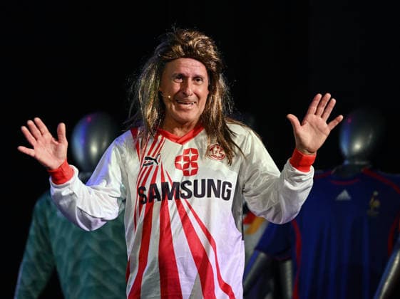 26.05.2026 ,xophax, Köln , Cologne,Fussball , Fussballer Pierre Littbarski .Litti macht Theater, Volksbühne am Rudolfplatz. Pierre Littbarski mit FC - Trikot auf der Bühne. Koeln