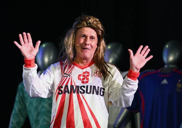 26.05.2026 ,xophax, Köln , Cologne,Fussball , Fussballer Pierre Littbarski .Litti macht Theater, Volksbühne am Rudolfplatz. Pierre Littbarski mit FC - Trikot auf der Bühne. Koeln