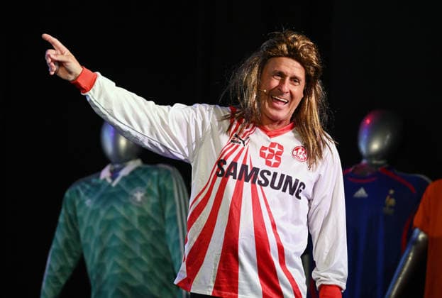26.05.2026 ,xophax, Köln , Cologne,Fussball , Fussballer Pierre Littbarski .Litti macht Theater, Volksbühne am Rudolfplatz. Pierre Littbarski mit FC - Trikot auf der Bühne. Koeln