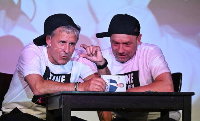 26.05.2026 ,xophax, Köln , Cologne,Fussball , Fussballer Pierre Littbarski .Litti macht Theater, Volksbühne am Rudolfplatz. Pierre Littbarski und Thomas Häßler , rechts auf der Bühne. Koeln