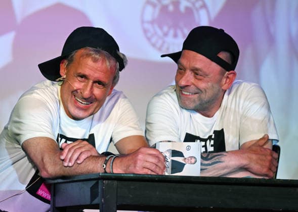 26.05.2026 ,xophax, Köln , Cologne,Fussball , Fussballer Pierre Littbarski .Litti macht Theater, Volksbühne am Rudolfplatz. Pierre Littbarski und Thomas Häßler , rechts auf der Bühne. Koeln