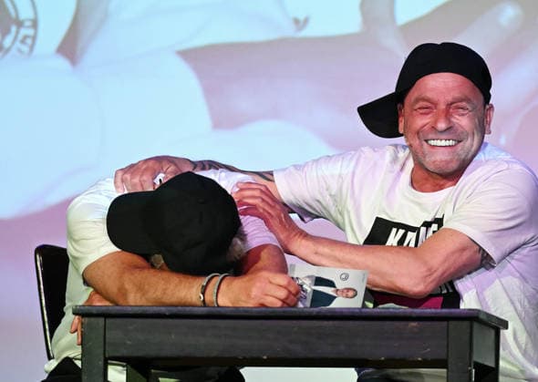 26.05.2026 ,xophax, Köln , Cologne,Fussball , Fussballer Pierre Littbarski .Litti macht Theater, Volksbühne am Rudolfplatz. Pierre Littbarski und Thomas Häßler , rechts auf der Bühne. Koeln