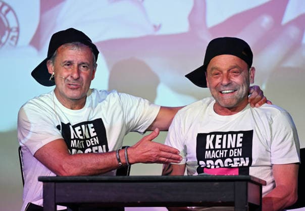 26.05.2026 ,xophax, Köln , Cologne,Fussball , Fussballer Pierre Littbarski .Litti macht Theater, Volksbühne am Rudolfplatz. Pierre Littbarski und Thomas Häßler , rechts auf der Bühne. Koeln *** 26 05 2026 ,xophax, Köln , Cologne,Soccer , Soccer player Pierre Littbarski Litti makes theater, Volksbühne am Rudolfplatz Pierre Littbarski and Thomas Häßler , right on stage Koeln
