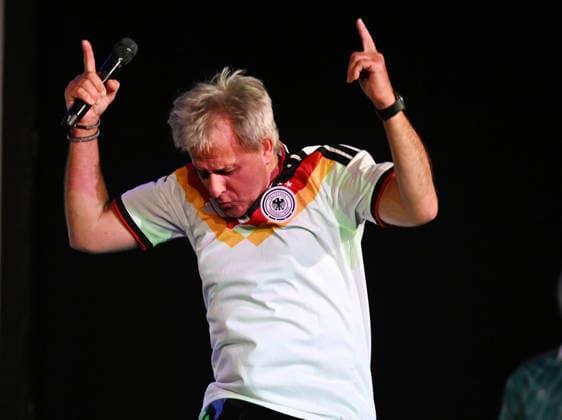 26.05.2026 ,xophax, Köln , Cologne,Fussball , Fussballer Pierre Littbarski .Litti macht Theater, Volksbühne am Rudolfplatz. Pierre Littbarski mit Deutschlandtrikot auf der Bühne. Koeln