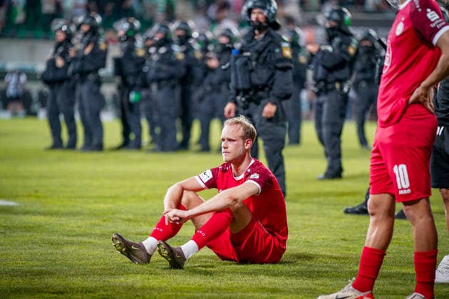 Deutschland: Fussball 2. Bundesliga Relegation 2025 - 2026 - SpVgg Greuther-Fürth vs Rot-Weiss Essen - Sportpark Ronhof I Thomas Sommer (Fürth): Enttäuschung, Trauer, Tränen, Mimik, Gesichtsausdruck, Emotion bei Lucas Brumme (Rot-Weiss Essen, 14) Copyright: xJOERANxSTEINSIEKx