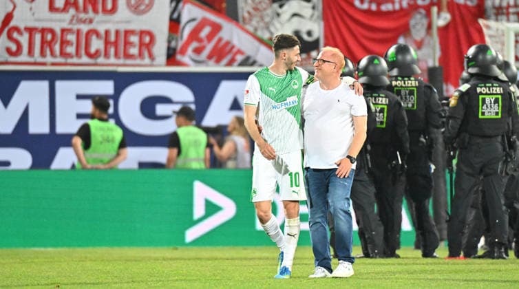 26.05.2026 - Fussball - Saison 2025 2026 - Relegation 2. Fussball Bundesliga - Rückspiel: SpVgg Greuther Fürth ( Kleeblatt ) - Rot Weiss Essen RWE - Sportfoto Zink MeZi - xmexzix - DFL regulations prohibit any use of photographs as image sequences and or quasi-video - only for editorial use - Branimir Hrgota (10, SpVgg Greuther Fürth ) Heiko Vogel ( Trainer SpVgg Greuther Fürth ) Jubel Freude nach Spielende