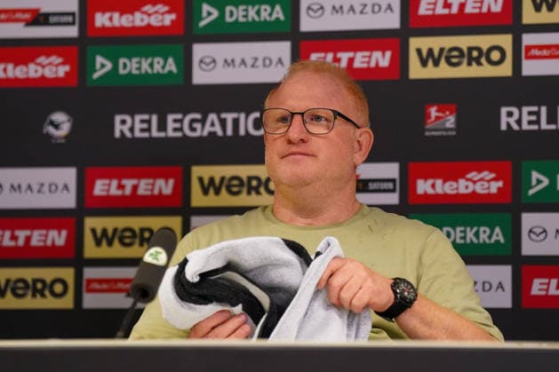 Deutschland: Fussball 2. Bundesliga Relegation 2025 - 2026 - SpVgg Greuther-Fürth vs Rot-Weiss Essen - Sportpark Ronhof I Thomas Sommer (Fürth): Heiko Vogel (Trainer, SpVgg Greuther Fürth) Pressekonferenz, Medien