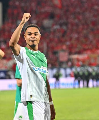 26.05.2026 - Fussball - Saison 2025 2026 - Relegation 2. Fussball Bundesliga - Rückspiel: SpVgg Greuther Fürth ( Kleeblatt ) - Rot Weiss Essen RWE - Sportfoto Zink MeZi - xmexzix - DFL regulations prohibit any use of photographs as image sequences and or quasi-video - only for editorial use - Sacha Banse Bansé (6, SpVgg Greuther Fürth ) ballt Faust Fäuste Jubel Freude nach Spielende