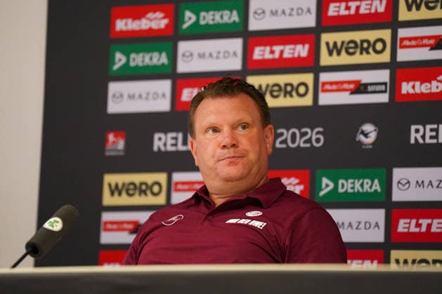 Deutschland: Fussball 2. Bundesliga Relegation 2025 - 2026 - SpVgg Greuther-Fürth vs Rot-Weiss Essen - Sportpark Ronhof I Thomas Sommer (Fürth): Uwe Koschinat (Trainer, Rot-Weiss Essen) Pressekonferenz, Medien