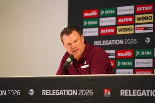 Deutschland: Fussball 2. Bundesliga Relegation 2025 - 2026 - SpVgg Greuther-Fürth vs Rot-Weiss Essen - Sportpark Ronhof I Thomas Sommer (Fürth): Uwe Koschinat (Trainer, Rot-Weiss Essen) Pressekonferenz, Medien