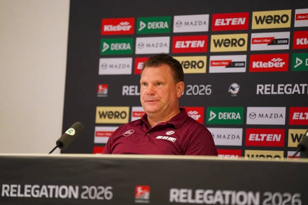 Deutschland: Fussball 2. Bundesliga Relegation 2025 - 2026 - SpVgg Greuther-Fürth vs Rot-Weiss Essen - Sportpark Ronhof I Thomas Sommer (Fürth): Uwe Koschinat (Trainer, Rot-Weiss Essen) Pressekonferenz, Medien