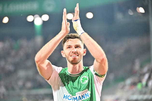 26.05.2026 - Fussball - Saison 2025 2026 - Relegation 2. Fussball Bundesliga - Rückspiel: SpVgg Greuther Fürth ( Kleeblatt ) - Rot Weiss Essen RWE - Sportfoto Zink MeZi - xmexzix - DFL regulations prohibit any use of photographs as image sequences and or quasi-video - only for editorial use - Branimir Hrgota (10, SpVgg Greuther Fürth ) verabschiedet sich nach Spielende von Fans Fanblock
