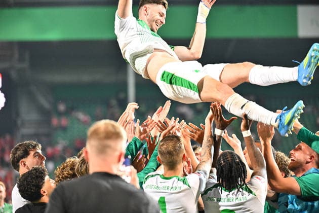 26.05.2026 - Fussball - Saison 2025 2026 - Relegation 2. Fussball Bundesliga - Rückspiel: SpVgg Greuther Fürth ( Kleeblatt ) - Rot Weiss Essen RWE - Sportfoto Zink MeZi - xmexzix - DFL regulations prohibit any use of photographs as image sequences and or quasi-video - only for editorial use - Mitspieler lassen Branimir Hrgota (10, SpVgg Greuther Fürth ) nach Spielende hochleben