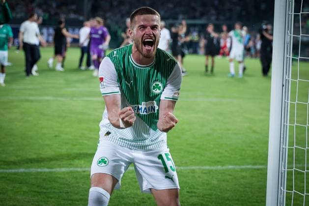 Jan Elvedi 15 (Spvgg Greuther Fuerth) jubelt mit den Fans nach Spielende, SpVgg Greuther Fuerth vs. Rot-Weiss Essen, Fussball, Maenner, Relegation, 2. Bundesliga, DFL, Saison 2025 2026, Rueckspiel, 26.05.2026 DFB regulations prohibit any use of photographs as image sequences and or quasi-video Fuerth Bayern Deutschland