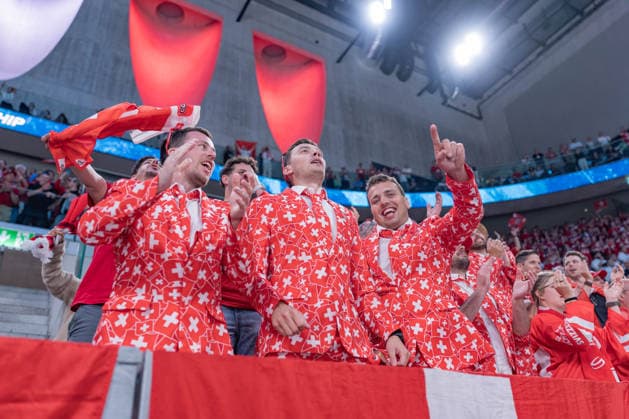 26 05 2026, Zurich, Swiss Life Arena, Ice hockey, Eishockey World Championships: Switzerland - Finland, Schweizer Fans feiern den 4.2 Sieg gegen Finnland Zurich Swiss Life Arena Zurich Switzerland Copyright: xJustPictures.ch StefanxEmchx jp-de-StEm-DSC0345320260526