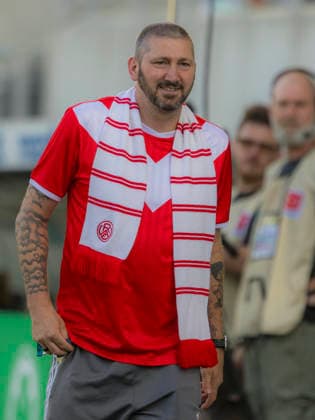 Fürth, Deutschland 26. Mai 2026: Relegation 2. BL - 2025 2026 - Rückspiel - SpVgg Greuther Fürth gegen Rot-Weiss Essen Im Bild: Sascha Mölders auf dem Weg zum Interview DFL regulations prohibit any use of photographs as image sequences and or quasi-video Sportpark Ronhof Bayern Copyright: xFotostandx xSchäferx