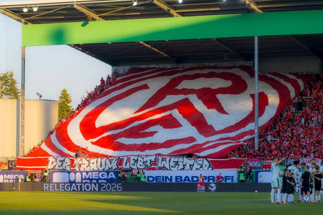 Fürth, Deutschland 26. Mai 2026: Relegation 2. BL - 2025 2026 - Rückspiel - SpVgg Greuther Fürth gegen Rot-Weiss Essen Im Bild: Die Fans von RWE mit Choreo im Gästeblock DFL regulations prohibit any use of photographs as image sequences and or quasi-video Sportpark Ronhof Bayern Copyright: xFotostandx xSchäferx