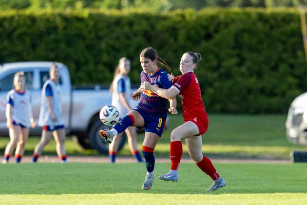 Regionalliga Nordost Frauen: 1. FFV Erfurt vs. RB Leipzig II; Erfurt; 26.05.2026 Leonie Preußler ( 8; RasenBallsport Leipzig II) gegen Tamara Stahl ( 2; 1. FFV Erfurt) Regionalliga Nordost Frauen: 1. FFV Erfurt vs. RB Leipzig II; Sportforum Johannesplatz Erfurt; 26.05.2026 Copyright: xBEAUTIFULxSPORTS Duehringx