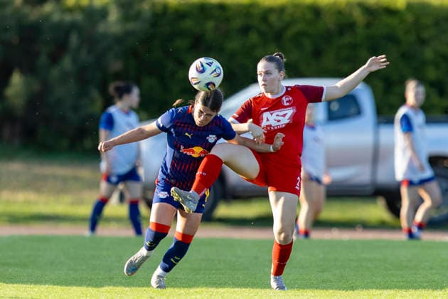 Regionalliga Nordost Frauen: 1. FFV Erfurt vs. RB Leipzig II; Erfurt; 26.05.2026 Leonie Preußler ( 8; RasenBallsport Leipzig II) gegen Tamara Stahl ( 2; 1. FFV Erfurt) Regionalliga Nordost Frauen: 1. FFV Erfurt vs. RB Leipzig II; Sportforum Johannesplatz Erfurt; 26.05.2026 Copyright: xBEAUTIFULxSPORTS Duehringx