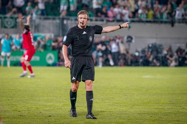 Deutschland: Fussball 2. Bundesliga Relegation 2025 - 2026 - SpVgg Greuther-Fürth vs Rot-Weiss Essen - Sportpark Ronhof I Thomas Sommer (Fürth): Schiedsrichter Robert Schröder (Hannover) Copyright: xJOERANxSTEINSIEKx
