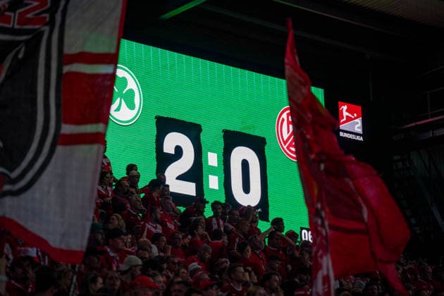 Deutschland: Fussball 2. Bundesliga Relegation 2025 - 2026 - SpVgg Greuther-Fürth vs Rot-Weiss Essen - Sportpark Ronhof I Thomas Sommer (Fürth): Anzeigetafel, Endstand, Fans Copyright: xJOERANxSTEINSIEKx