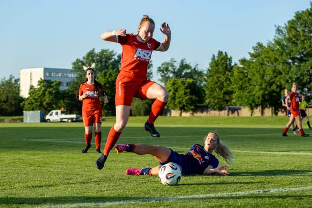 Regionalliga Nordost Frauen: 1. FFV Erfurt vs. RB Leipzig II; Erfurt; 26.05.2026 Pia Huck ( 21; 1. FFV Erfurt) gegen Charlotte Heckler ( 7; RasenBallsport Leipzig II) Regionalliga Nordost Frauen: 1. FFV Erfurt vs. RB Leipzig II; Sportforum Johannesplatz Erfurt; 26.05.2026 Copyright: xBEAUTIFULxSPORTS Duehringx