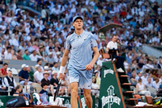 PARIS, FRANCE - MAY 26: Jannik Sinner of Italy looks on during the game against Clement Tabur of France in the Men s Singles First Round match on Day Three of the 2026 French Open at Roland Garros on May 26, 2026 in Paris, France. (Photo by Pauline FIGUET SPP)  Copyright: xPaulinexFIGUETx xSPPx Sportspressphoto_SPR155086