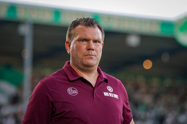 Deutschland: Fussball 2. Bundesliga Relegation 2025 - 2026 - SpVgg Greuther-Fürth vs Rot-Weiss Essen - Sportpark Ronhof I Thomas Sommer (Fürth): Uwe Koschinat (Trainer, Rot-Weiss Essen) Portraitfoto, Portrait, Einzelaufnahme, Porträt Copyright: xJOERANxSTEINSIEKx