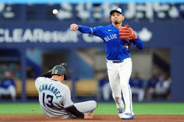 May 25, 2026, Toronto, On, CANADA: Toronto Blue Jays shortstop Andro s Gimo nez (0) forces an out on Miami Marlins Heriberto HernoÂ¡ndez (13) during fifth inning MLB, Baseball Herren, USA action in Toronto on Tuesday May 26, 2026. Canada News - May 25, 2026  - ZUMAc35_ 20260525_zaf_c35_211 Copyright: xFrankxGunnx