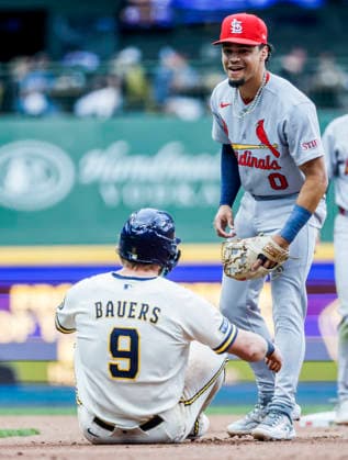 St. Louis Cardinals shortstop Masyn Winn laughs after tagging out Milwaukee Brewers first baseman Jake Bauers on a single hit byMilwaukee Brewers third baseman Luis Rengifo in the second inning of the MLB, Baseball Herren, USA game between the St. Louis Cardinals and the Milwaukee Brewers at American Family Field in Milwaukee, Wisconsin on Tuesday, May 26, 2026.  MIL20260526806 TANNENxMAURY