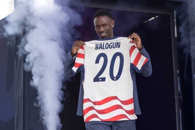 May 26, 2026, New York, Ny, United States: Folarin Balogun, player of United States, poses with his jersey during the United States World Cup roster reveal on May 26, 2026 in New York City. New York United States - ZUMAv122 20260526_aap_v122_082 Copyright: xWilliamxVolcovx