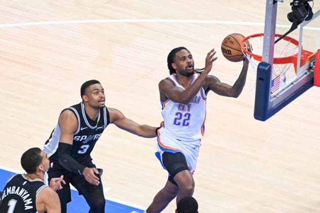 NBA, Basketball Herren, USA West Conference Finals Game 5 - San Antonio Spurs at Oklahoma City Thunder Oklahoma City Thunder guard Cason Wallace (R)shoots against San Antonio Spurs forward guard Keldon Johnson during Game 5 of the NBA West Conference Finals between Oklahoma City Thunder and San Antonio Spurs in Oklahoma City, USA, 26 May 2026. Oklahoma City OKLAHOMA United States  Copyright: xMANUELAxSOLDIx