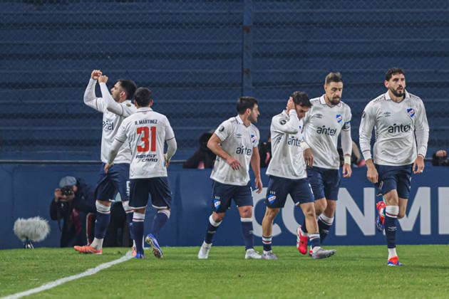 Futbol, Nacional vs Coquimbo Unido Fase de Grupos, Copa Libertadores 2026. Jugadores de Nacional celebran tras marcar un gol contra Coquimbo Unido durante un partido del grupo B de la copa libertadores disputado en el Estadio Gran Parque Central en Montevideo, Uruguay. 26 04 2026 FocoUy Photosport Football, Coquimbo Unido vs Nacional. Group Stage, Libertadores Cup 2026 Nacional™s players celebrate after scoring a goal against Coquimbo Unido during a Copa Libertadores Group B match played at the Estadio Gran Parque Central in Montevideo, Uruguay. 26 04 2026 FocoUy Photosport Nacional vs Coquimbo Unido, Copa Libertadores 2026 