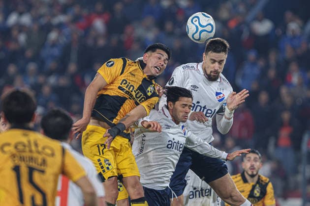 Futbol, Nacional vs Coquimbo Unido Fase de Grupos, Copa Libertadores 2026. El jugador de Coquimbo Unido disputa el balon contra el jugador de Nacional durante un partido del grupo B de la copa libertadores disputado en el Estadio Gran Parque Central en Montevideo, Uruguay. 26 04 2026 FocoUy Photosport Football, Nacional vs Coquimbo Unido Group Stage, Libertadores Cup 2026 Coquimbo Unido™s player vies for the ball against Nacional player during a Copa Libertadores Group B match played at the Estadio Gran Parque Central in Montevideo, Uruguay. 26 04 2026 FocoUy Photosport Nacional vs Coquimbo Unido, Copa Libertadores 2026 
