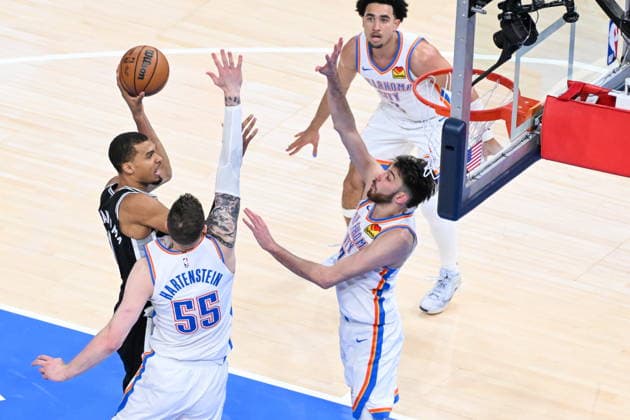 NBA, Basketball Herren, USA West Conference Finals Game 5 - San Antonio Spurs at Oklahoma City Thunder San Antonio Spurs Victor Wembanyama (L) shoots against Oklahoma City Thunder s Isaiah Hartenstein (2-L) during Game 5 of the NBA West Conference Finals between Oklahoma City Thunder and San Antonio Spurs in Oklahoma City, USA, 26 May 2026. Oklahoma City OKLAHOMA United States  Copyright: xMANUELAxSOLDIx