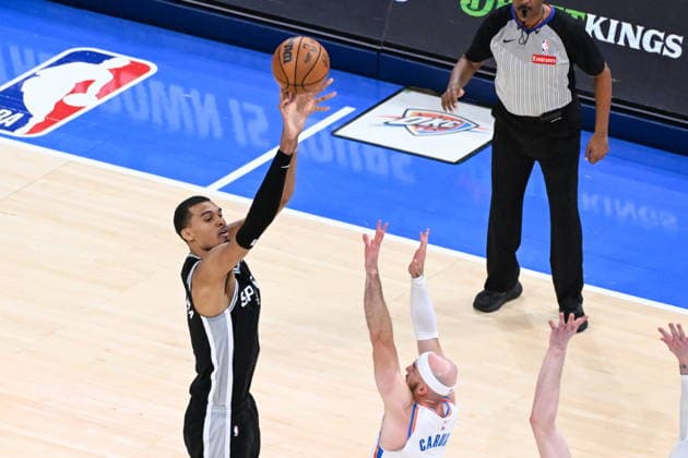 NBA, Basketball Herren, USA West Conference Finals Game 5 - San Antonio Spurs at Oklahoma City Thunder San Antonio Spurs Victor Wembanyama shoots against Oklahoma City Thunder s Alex Caruso during Game 5 of the NBA West Conference Finals between Oklahoma City Thunder and San Antonio Spurs in Oklahoma City, USA, 26 May 2026. Oklahoma City OKLAHOMA United States  Copyright: xMANUELAxSOLDIx