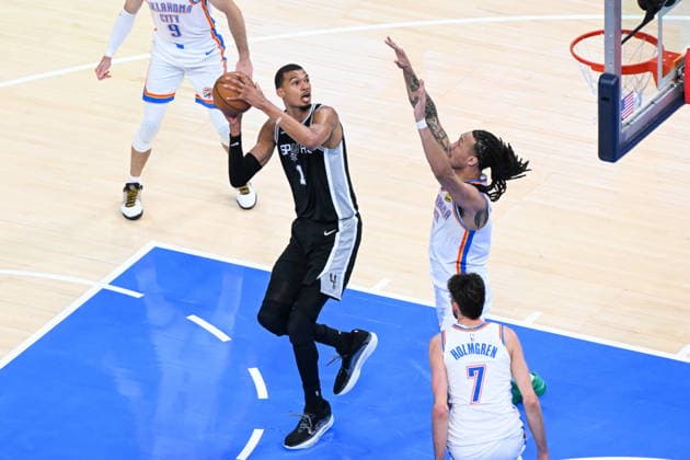 NBA, Basketball Herren, USA West Conference Finals Game 5 - San Antonio Spurs at Oklahoma City Thunder San Antonio Spurs Victor Wembanyama (L) shoots against Oklahoma City Thunder s Jaylin Williams during Game 5 of the NBA West Conference Finals between Oklahoma City Thunder and San Antonio Spurs in Oklahoma City, USA, 26 May 2026. Oklahoma City OKLAHOMA United States  Copyright: xMANUELAxSOLDIx