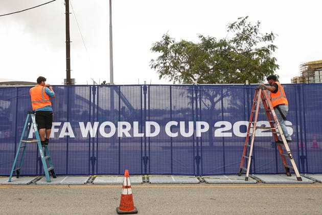 Preparation For FIFA World Cup, WM, Weltmeisterschaft, Fussball 2026 Workers affix FIFA World Cup 2026 logos and signage at SoFi Stadium in Inglewood, California, on May 26, 2026. Inglewood California United States  Copyright: xMichaelxYanowx originalFilename:yanow-preparat260526_npAUd.jpg