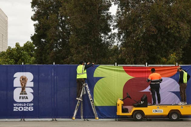 Preparation For FIFA World Cup, WM, Weltmeisterschaft, Fussball 2026 Workers affix FIFA World Cup 2026 logos and signage at SoFi Stadium in Inglewood, California, on May 26, 2026. Inglewood California United States  Copyright: xMichaelxYanowx originalFilename:yanow-preparat260526_npISj.jpg