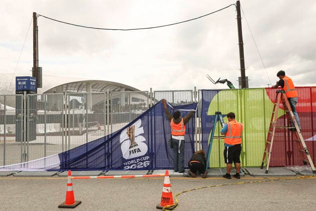 Preparation For FIFA World Cup, WM, Weltmeisterschaft, Fussball 2026 Workers affix FIFA World Cup 2026 logos and signage at SoFi Stadium in Inglewood, California, on May 26, 2026. Inglewood California United States  Copyright: xMichaelxYanowx originalFilename:yanow-preparat260526_npwqH.jpg