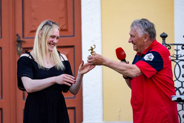 26.05.2026, GER, Handball, Frauen, Saison 2025 2026, Alsco 1.Bl, Goodbye - Gemeinsam öffentliche Verabschiedung - feierliche Saisonende Hans-Joachim Steinbach überreicht Johanna Reichert (Thueringer HC,29) einen kleinen Pokal Gemeinsam mit Fans, Unterstützern und Wegbegleitern wurden einige Spielerinnen verabschiedet sowie die Mannschaft für die erfolgreiche Saison offiziell verabschiedet geehrt. 99947 Bad Langensalza Kurpark am Frederikenschlössche Thüringen Deutschland