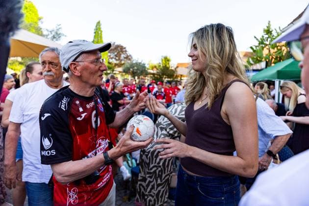 26.05.2026, GER, Handball, Frauen, Saison 2025 2026, Alsco 1.Bl, Goodbye - Gemeinsam öffentliche Verabschiedung - feierliche Saisonende Im Bild Anika Niederwieser (Thueringer HC,14) beim Autogramm schreiben Gemeinsam mit Fans, Unterstützern und Wegbegleitern wurden einige Spielerinnen verabschiedet sowie die Mannschaft für die erfolgreiche Saison offiziell verabschiedet geehrt. 99947 Bad Langensalza Kurpark am Frederikenschlössche Thüringen Deutschland