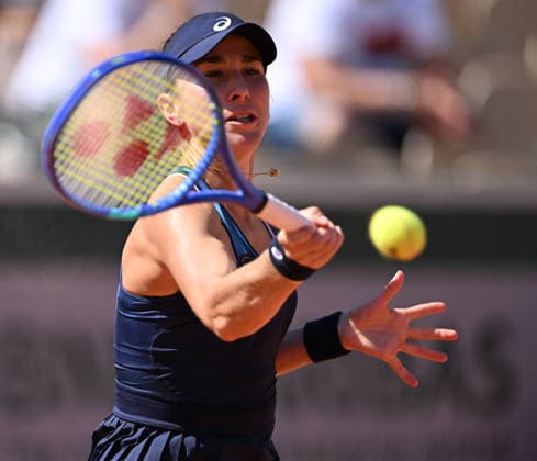 2026 French Open, Roland-Garros - Day 4 PARIS, FRANCE - MAY 27: Belinda Bencic of Switzerland in action against Caty McNally of the United States during the Women s Singles second-round match on Day Four of the 2026 French Open at Roland Garros on May 27, 2026 in Paris, France. Mustafa Yalcin Anadolu Paris France. Editorial use only. Please get in touch for any other usage.  Copyright: x2026xAnadoluxMustafaxYalcinx