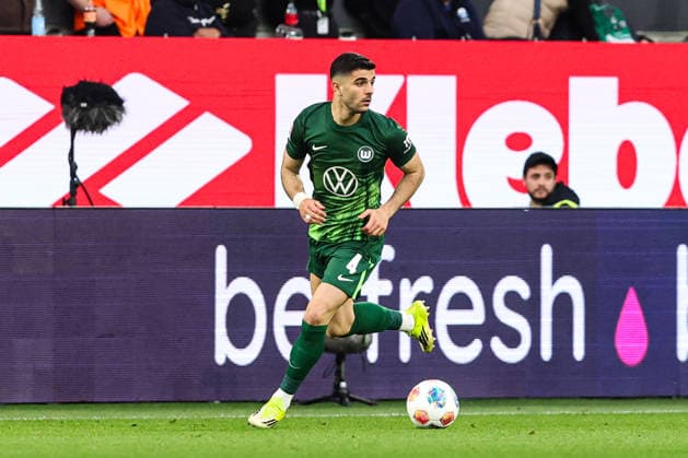 Konstantinos Koulierakis (VfL Wolfsburg,4) - Hinspiel Relegation 2026, 1. Fussball Bundesliga Saison 2025-2026 VfL Wolfsburg vs. SC Paderborn in der Volkswagen Arena in Wolfsburg - Freisteller,Aktion,Fussball,Deutschland,Mann,Männer,21.05.2026 *** Konstantinos Koulierakis VfL Wolfsburg,4 first leg relegation 2026, 1 Football Bundesliga season 2025 2026 VfL Wolfsburg vs SC Paderborn at the Volkswagen Arena in Wolfsburg Freisteller,action,football,Germany,man,men,21 05 2026