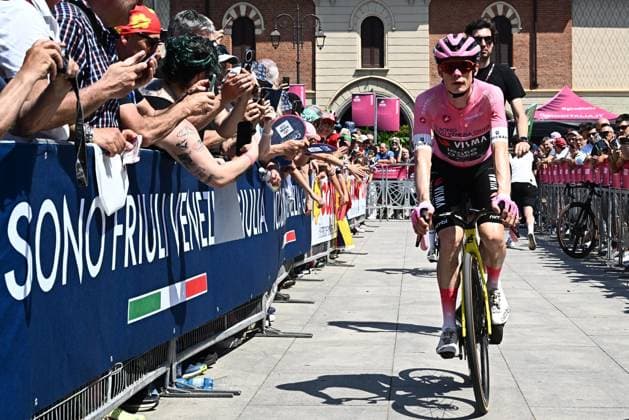 May 27, 2026, Cassano D adda, ITALY: Danish rider Jonas Vingegaard Hansen .of Team Visma Lease A Bike wearing the overall leader s pink jersey, on the signing in podium ahead the departure of 17th stage of the 109 Giro d Italia 2026, over 202 km from Cassano d Adda to Andalo, Italy, 27 may 2026. ANSA LUCA ZENNARO. Giro D Italia Cycling Tour - Stage 17  - ZUMAa110 20260527_zaf_a110_017 Copyright: xLucaxZennarox