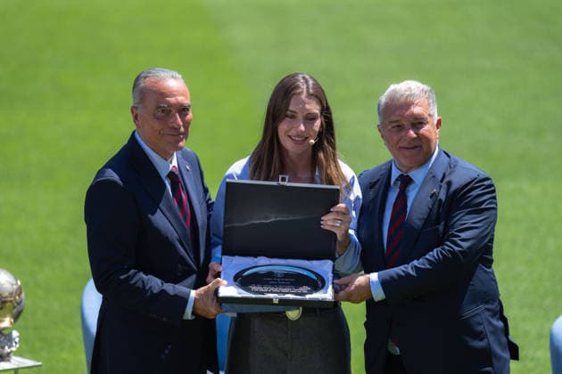 Alexia Putellas leaves FC Barcelona, Barca in Barcelona, Spain. FC Barcelona woman player Alexia Putellas during her FC Barcelona farewell ceremony in Auditori 1899, Barcelona, Spain, on May 27, 2026. Rafa Yuste, Alexia Putellas and Joan Laporta posing. Barcelona Auditori 1899 Barcelona Spain