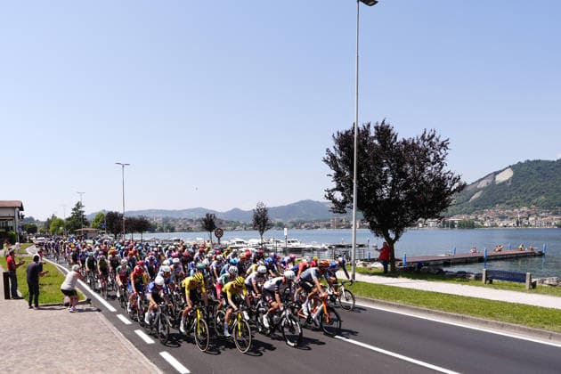The pack rides during Stage 17 of the Giro d™Italia, from Cassano d™Adda to Andalo, Italy - Wednesday May 27, 2026.  Copyright: xFabioxFerrarix xLaPressex